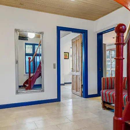 2 Bedroom Beautiful In Casa vacanze *